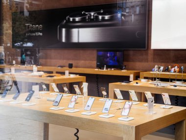 Paris, Fransa - 22 Eylül 2023: Apple Store 'daki reklam panosu iPhone 15 Pro' yu tanıtıyor, yanında küresel çapta açılan telefon ve saatler var.