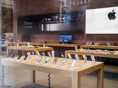 Paris, Fransa - 22 Eylül 2023: Apple Store 'un yanında, iPhone 15 Pro için bir reklam panosu dünyaya yayılan telefon ve saatlerle çevrelenmiş durumda.