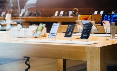 Paris, Fransa - Sep 22, 2023: Apple Store 'da, eşitsiz aralıklarla aralıklı manyetik tutucular yeni Apple bilgisayarlarının yanı sıra çok beklenen iPhone 15 Pro Max sergilerler.