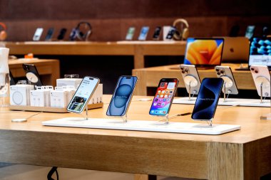Paris, Fransa - 22 Eylül 2023: Apple Store 'un içinde, manyetik tutucular düzensiz bir şekilde yeni Apple bilgisayarları ve iPhone 15 Pro Max' in sunumuna zemin hazırlıyorlar..