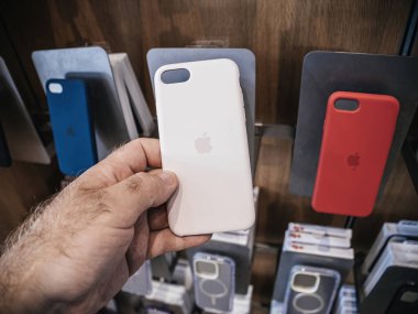 Paris, Fransa - Sep 22, 2023: Apple Store, bir erkek el, elmanın bilgisayar diziliminin bir parçası olan iPhone SE için özel olarak tasarlanmış silikon bir çantayı tutarken yakalandı