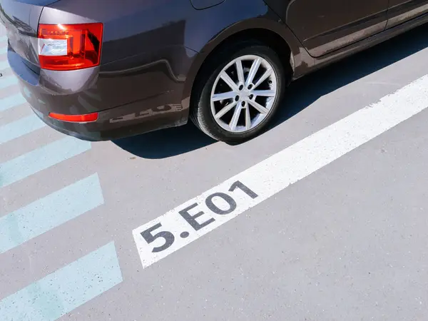 一辆汽车无可挑剔地停在一条标有5 E01的白色线旁边 展示了一个公共停车场和环保交通的例子 — 图库照片