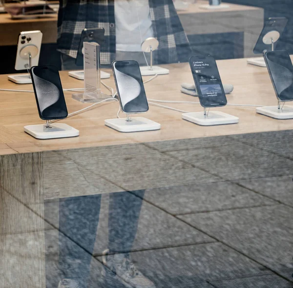 Paris, Fransa - 22 Eylül 2023: Yeni Apple Bilgisayarları iPhone 15 Pro akıllı telefonlar bir Apple mağazasında tanıtım gününde sergileniyor