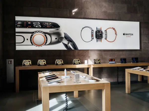 2023年9月22日 法国巴黎 一家空荡荡的苹果商店将Ipad平板电脑放在展台上 而大型广告则用最新的组件和显示屏突出了新的Watch Ultra — 图库照片