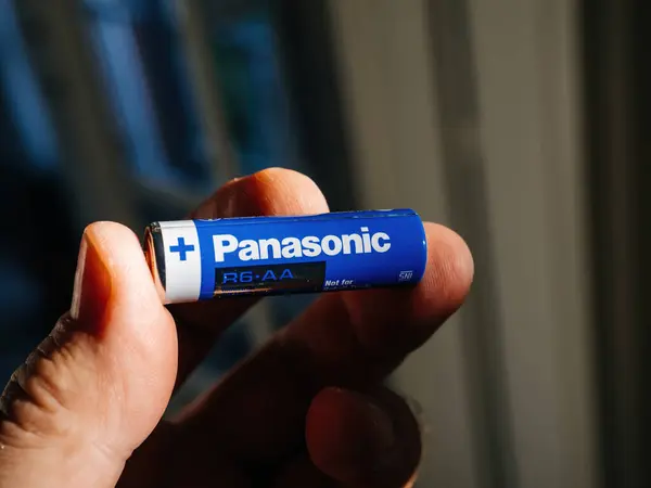 Lyon Francie 2023 Vidět Mužská Ruka Držící Modrou Baterii Panasonic — Stock fotografie