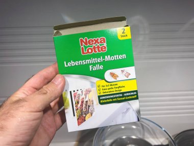 Paris, Fransa - Sep 7, 2023: Nexa Lottes çözeltisi, Almanya 'da üretilen çevre dostu bir biyoürün olarak sunulan hem mutfak hem de giysi güvelerini yakalamak ve ortadan kaldırmak için tasarlandı