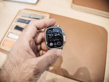 Paris, Fransa - Sep 22, 2023: Yeni Apple Bilgisayarları İzleme Ultra 'nın yeni Modüler Ultra tasarımını içeren Ultra 2 akıllı seğirmesini elinde tutan bir erkeğin birinci şahıs perspektifi