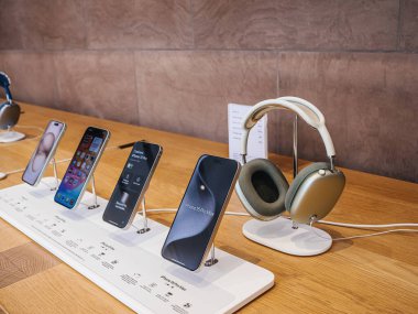 Paris, Fransa - Sep 22, 2023: iPhone 15 Pro Max, 15 Pro ve Artı modelleri, Airpod Max kulaklıkları ile birlikte, bu ikonik cihazlardan sıra sıra yaratmak,