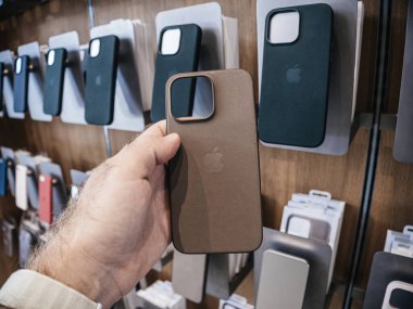 Paris, Fransa - 22 Eylül 2023: Apple bilgisayarları için tasarlanmış yeni deri değiştirme materyali içeren kahverengi çanta