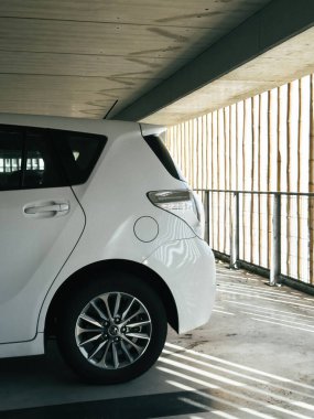 Paris, Fransa - 11 Ekim 2023: Kapalı bir otoparkta beyaz bir Toyota aile arabasının yan görüntüsü.