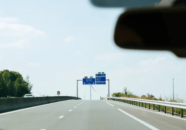 French Highway Scene Featuring Overhead Blue Sign Directing Travelers Rouen — Stock Photo, Image