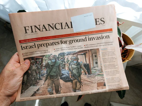 Παρίσι Γαλλία Οκτ 2023 Pov Reading Israel Prepares Ground Invasion — Φωτογραφία Αρχείου