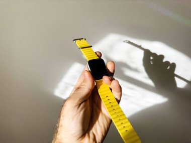 Paris, Fransa - 23 Sep 2022: Yeni Apple Watch Ultra Dalış bandı tutan mutlu müşteri eski Serisi 4 iot smartwatch ile koyu ekran