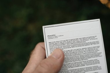 Londra, Birleşik Krallık - 28 Eylül 2022: En son iPhone 14 Pro pacakge kutusunu tutan adam -profesyonel bir seçimi- arka plandan çıkarıldı