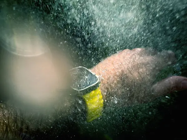 フランス 2022年9月23日 耐久スポーツ エリート選手 先駆者 冒険などの極端な活動のために設計された新しいチタンApple Watch Ultraを備えた男性の手水中ダイビング水泳 — ストック写真