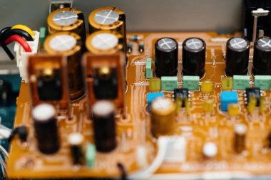 Çoklu kondansatörler, ses performansını arttırmak için bir Super Audio CD oynatıcısı içinde karmaşık bir şekilde düzenlenmiştir.