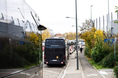Strasbourg, Fransa - 22 Kasım 2023: Strasbourg 'da Bd Pierre Pflimlin boyunca park halindeki bir otobüste yansımaları yakalayan dinamik bir çekim..