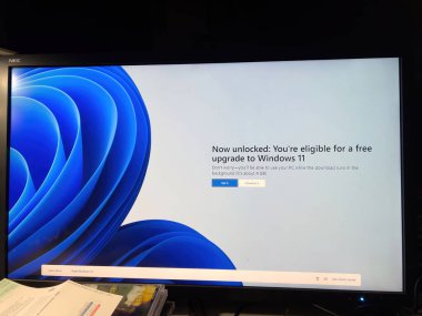 Paris, Fransa - 18 Şubat 2023: Bir bilgisayar ekranında sistemin açık olduğunu ve kullanıcının Windows 11 'e ücretsiz güncelleme için uygun olduğunu gösteren bir mesaj gösteriliyor
