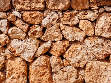 İspanya 'nın görkemli adası Mallorca' da düzenli bir taş çitin titizlikle hazırlanmış taş işçiliğini gözler önüne seren yüksek çözünürlüklü, yakın plan bir görüntü.