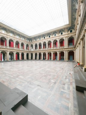 Alsace 'deki en büyük üniversite olan Palais Universitaire de Strasbourg' da, altın kaplamalı sütunlar ve tarihi mimari ihtişam ile çevrili tek bir öğrenciyi barındıran geniş bir atriyum bulunmaktadır.