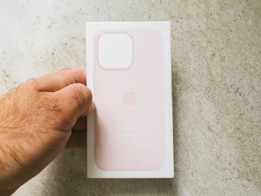 Paris, Fransa - 10 Ekim 2023: Açık pembe renkli iPhone 13 Pro silikon çanta ambalajı