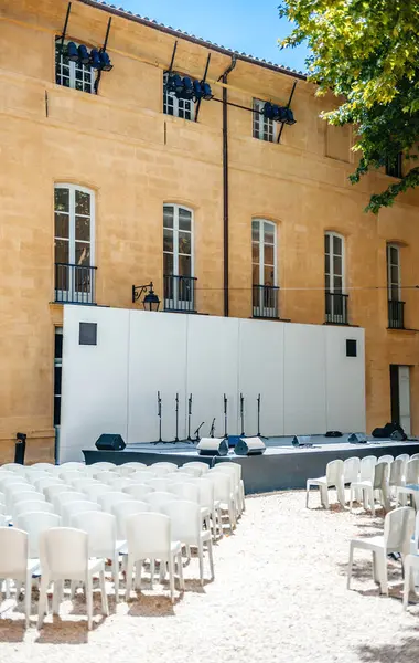 Outdoor Event Setup Rows White Chairs Facing Stage Equipped Microphones — Stock Photo, Image