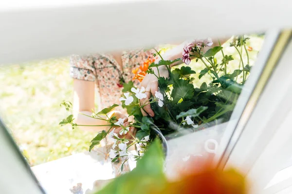Uma Pessoa Traje Floral Modelado Suavemente Tende Flores Vibrantes Por — Fotografia de Stock