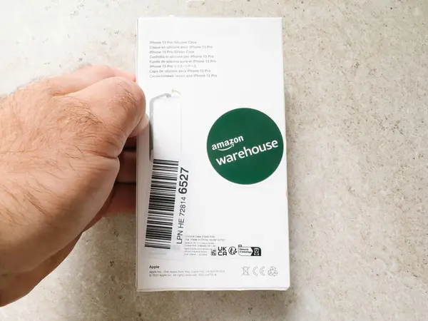 法国巴黎 2023年10月10日 Iphone Pro硅胶外壳的背面包装 展示多种语言和亚马逊仓库贴纸 — 图库照片