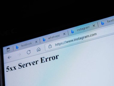 Paris, Fransa - 4 Ekim 2021: Instagram web sayfasının 5xx Sunucu Hatası web sayfası mühendisler sosyal ağ platformlarının küresel kesintileri olarak hata ayıklamaya çalıştılar
