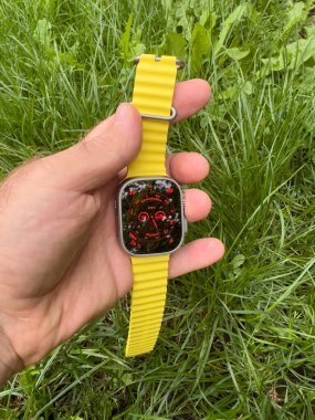Londra, Birleşik Krallık - 23 Eylül 2022: Bir erkek, ekstrem aktiviteler için özel olarak tasarlanmış titanyum Apple Watch Ultra 'yı gururla sunar.