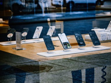 Paris, Fransa - 22 Eylül 2023: Apple Inc.s mağazasında, en son iPhone 15 Pro Max zarif bir şekilde ahşap bir masanın üzerinde duruyor. 15 Pro serisi lansmanının zirvesine tanıklık etmek isteyen kalabalık toplandı.