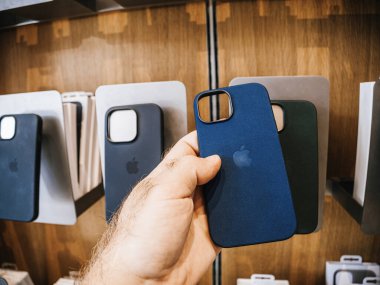 Paris, Fransa - 22 Eylül 2023: Apple Bilgisayarları için özel olarak tasarlanmış FineWooven koruma çantasını tutan bir müşteri. Ayrıntı ve doku belirgindir.