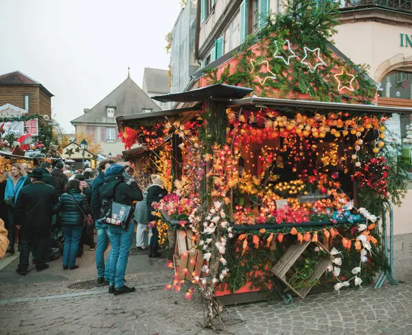 法国科尔玛 2014年11月13日 在法国科尔玛 Colmar 的年度市场上 一个充满各种圣诞装饰品 玩具和礼物的热闹的人群商店 甜食摊增添喜庆的气氛 — 图库照片