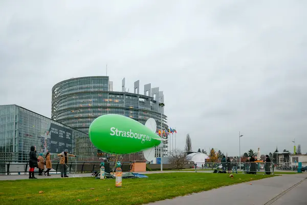Strasburg Francja Listopada 2014 Ludzie Trudem Przygotowują Przed Parlamentem Obszerny — Zdjęcie stockowe