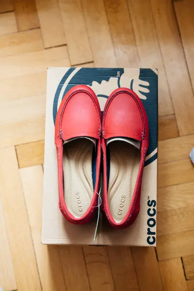 Paris França Outubro 2015 Par Sapatos Crocs Vermelhos Vibrantes Colocados — Fotografia de Stock