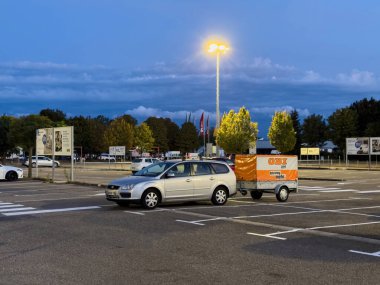 Strasbourg, Fransa - 3 Ekim 2023: Geniş bir park alanına yerleştirilmiş bir Ford aracı, OBI markasını belirgin bir şekilde gözler önüne seren, hareketlilik ve markalaşma sinerjisini vurguluyor