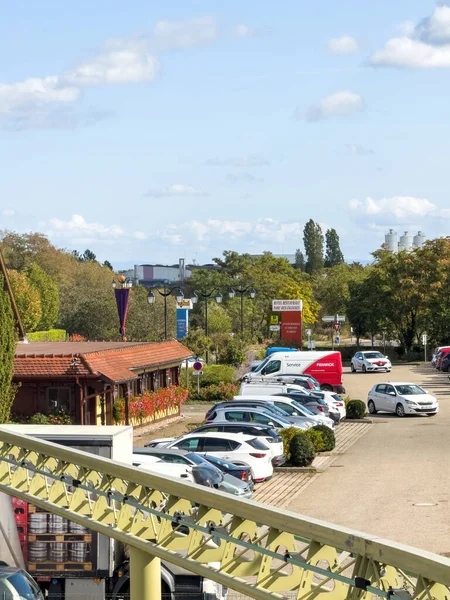 法国金茨海姆 2023年10月4日 位于法国阿尔萨斯风景如画的地区 毗邻宁静的西哥尼公园的广阔停车场 一个迷人的空中景观 — 图库照片