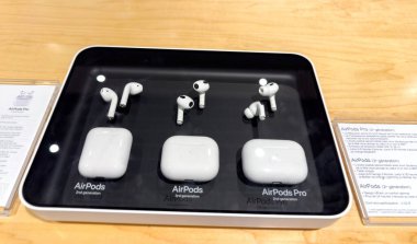 Strasbourg, Fransa - 1 Ekim 2023: vAn air view show show three model of Apple AirPods: the 2nd Generation, Third Generation, and Pro 2nd Generation, with side