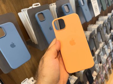 Paris, Fransa - Sep 22, 2023: Bir erkek eli, Apple Computers tarafından en son iPhone 15 akıllı telefonlar için özel olarak tasarlanmış geleneksel silikon koruma çantasını tutuyor