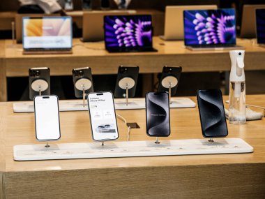 Paris, Fransa - 22 Eylül 2023: Fırlatma gününde, iPhone 15 Pro Max Apple Store 'da parlıyor, yeni işlemcisi ve GPU' su mağazaların imzası olan ahşap masaya kuruluyor