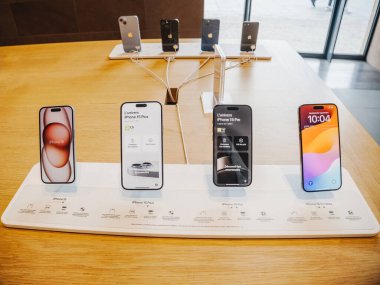Paris, Fransa - 22 Eylül 2023: Kahraman nesneler olarak gösterilen iPhone 15 serisi, Apple 'ın temel modelinden sınıfının önde gelen Pro Max' ine kadar değişmektedir.