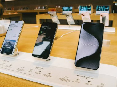 Paris, Fransa - 22 Eylül 2023: En son iPhone 15 Pro Max 'in tüm kadrosu, arka planda bir dizi yeni Apple cihazıyla, bayram sezonunda sergilenmektedir.