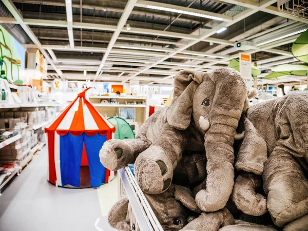 Bir Çocuk Mobilya Mağazasında Oyuncak Filler Arka Planda Çadır Olan — Stok fotoğraf