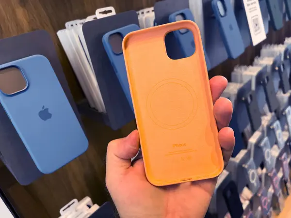 Paris, Fransa - 22 Eylül 2023: New Silicone MagSafe iPhone 15 Pro Case Apple bilgisayarlarının içine mükemmel şekilde sığacak şekilde tasarlandı. iPhone 15 Pro dosyası ara