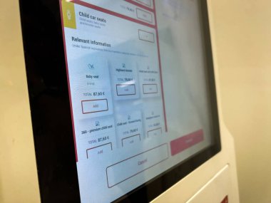 PMI Havaalanı 'nda kullanıcı dostu bir otomat görüntüsü yolculara zahmetsizce araba kiralamasını ve sorunsuz bir yolculuk için çocuk oto koltuğu gibi seçenekler sunar.