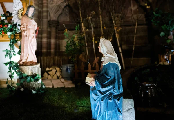 Serene Nighttime Scene Religious Statues Prominently Featuring Virgin Mary Illuminated — Stock Photo, Image