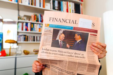 Paris, Fransa - 3 Ekim 2023: Çin Devlet Başkanı Xi Jinping ve Rusya Devlet Başkanı Vladimir Putin, Financial Times 'ın kapağında son dakika haberlerini okurken görülüyor.