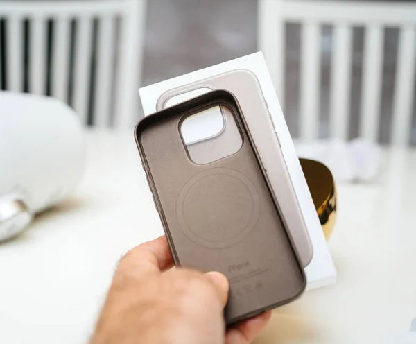 法国巴黎 2023年10月25日 为Apple Computers Iphone Pro Max设计的与Magsafe兼容的新型精纺皮革替代品盒的非拳击体验 — 图库照片