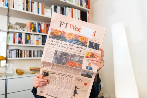 Paris France Oct 2023 Woman Engrossed Latest Weekend Edition Headline — Stock Photo, Image