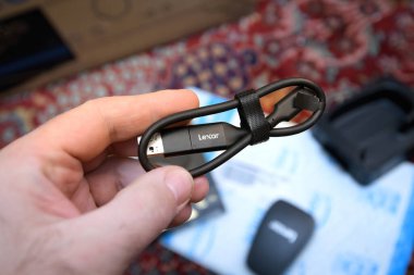 Strasbourg, Fransa - 12 Aralık 2022: Lexar CFexpress USB 3.2 Gen 2x2 kart okuyucusu için USB 'yi USB-C adaptörüne bağlayan bir erkeğin detaylı görüntüsü